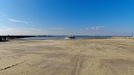 Hovercraft leaving Ryde